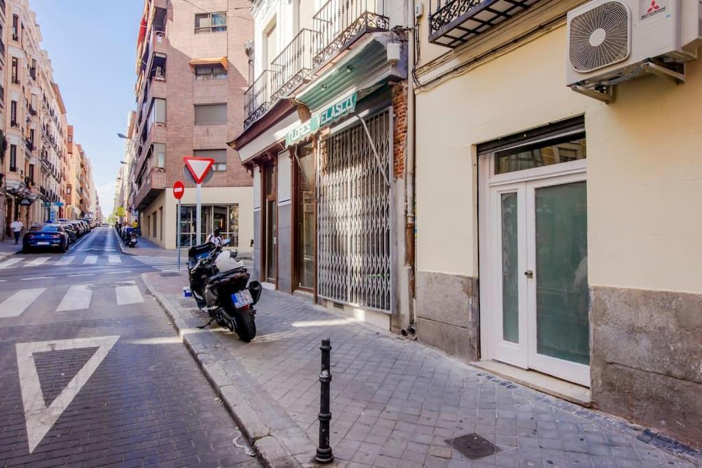 Cool Deluxe Interior Design A 2 Min De Gran Via Apartment Madrid Bagian luar foto