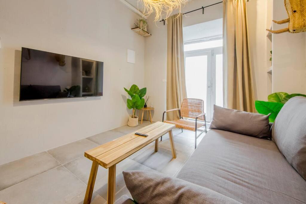 Cool Deluxe Interior Design A 2 Min De Gran Via Apartment Madrid Bagian luar foto