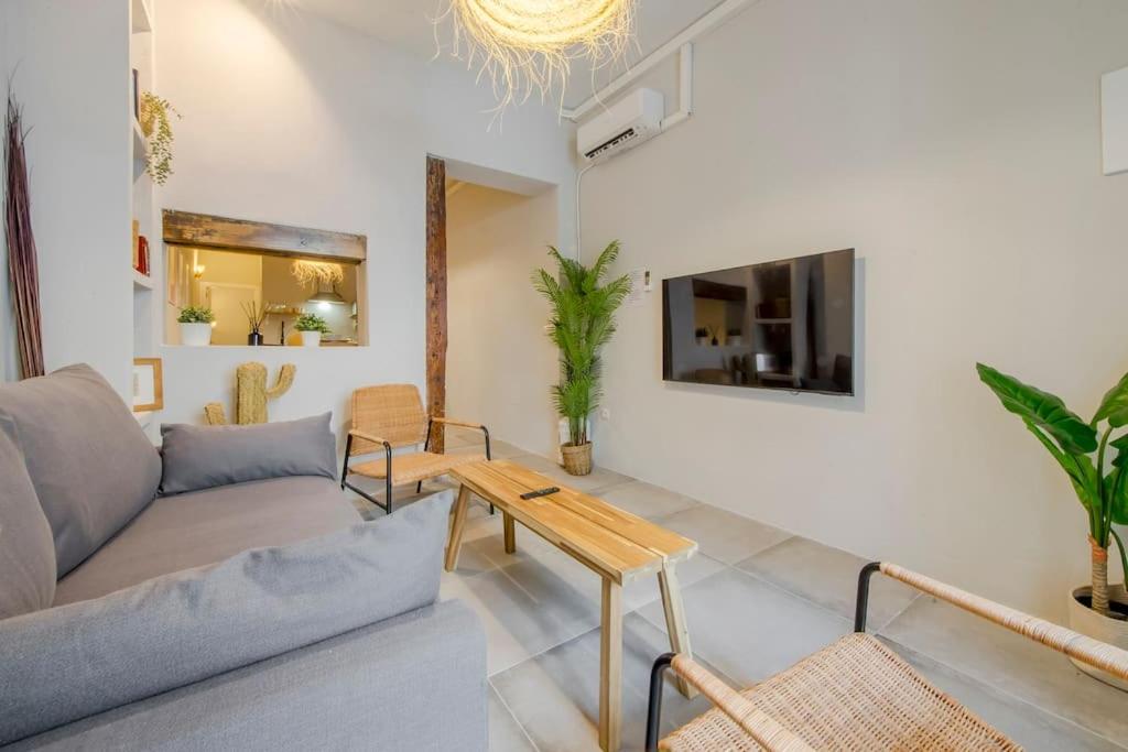 Cool Deluxe Interior Design A 2 Min De Gran Via Apartment Madrid Bagian luar foto